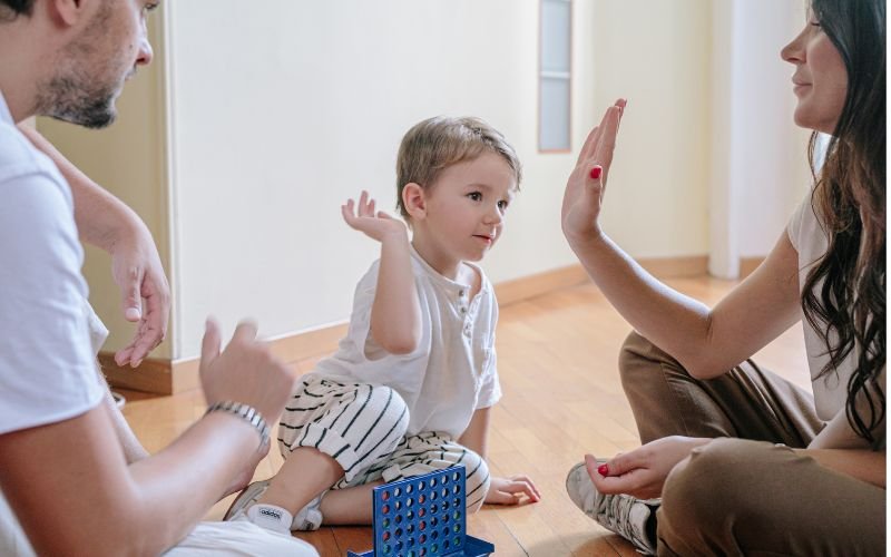 4. Donnez-leur des Choix 🗂️ Les enfants adorent sentir qu'ils ont un certain contrôle sur leur vie. En leur donnant des choix, vous les aidez à se sentir responsables et respectés. Par exemple, au lieu de dire “Range ta chambre maintenant”, vous pouvez proposer : “Veux-tu ranger tes jouets d'abord ou faire ton lit ?”. En choisissant, ils se sentent plus impliqués et coopératifs. Astuce : Limitez les choix à deux ou trois options adaptées à son âge. Cela lui évitera de se sentir submergé et rendra la décision plus facile.